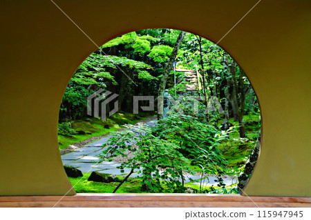 從圓通院圓窗看到的新綠世界 115947945