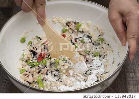 The process of making Gomoku Kinchakuni 115948017