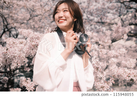 一個女人在欣賞櫻花時很開心 115948055