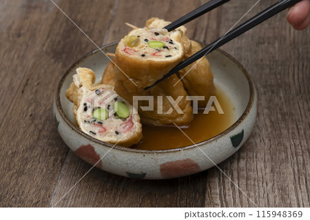 五目金夾二 (Kinchakuni-ni) 配高湯和筷子 115948369