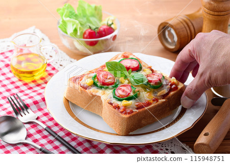 Pizza toast  115948751