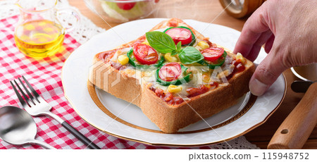 Pizza toast  115948752
