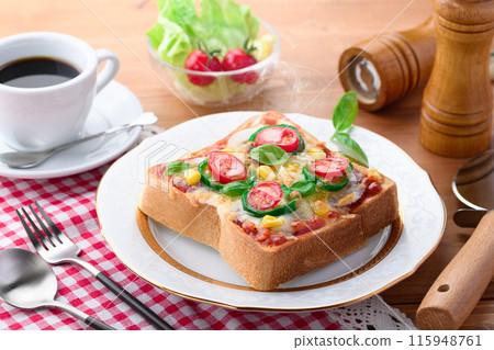 Pizza toast  115948761