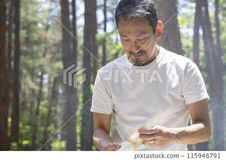 享受燒烤的男人 115948791