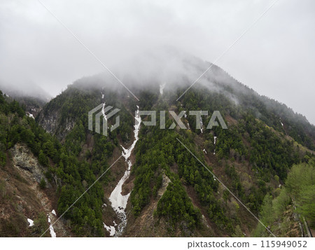Mountain scenery of the Tateyama Kurobe Alpine Route in early summer 115949052