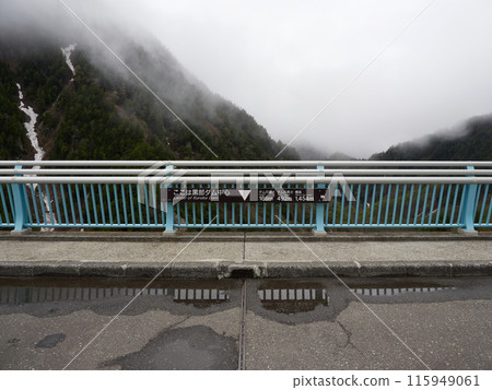 從立山黑部阿爾卑斯山脈路線黑部水壩中心點眺望的初夏景色 115949061
