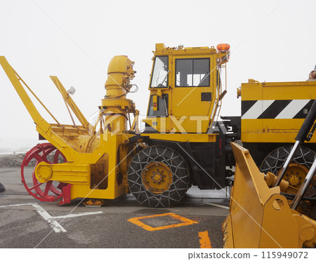 Snow removal machinery at Murodo on the Tateyama Kurobe Alpine Route in early summer 115949072