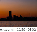 漂浮在橙色中的橫濱剪影 115949502