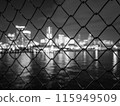 柵欄後方的大城市橫濱的夜景 115949509