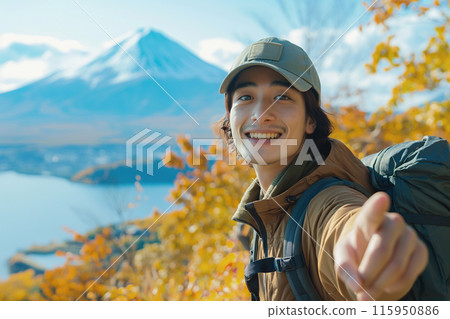 一位亞洲年輕男子在秋葉山中徒步攀登的肖像 一位亞洲年輕男子在秋葉山中徒步攀登的肖像 115950886