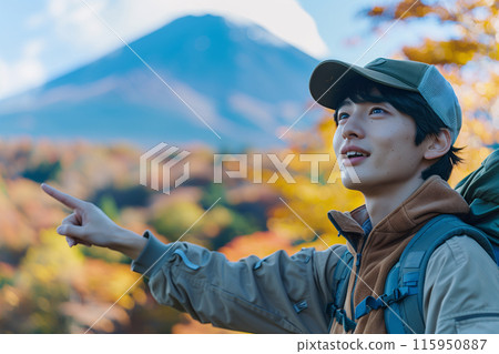 一位亞洲年輕男子在秋葉山中徒步攀登的肖像 115950887