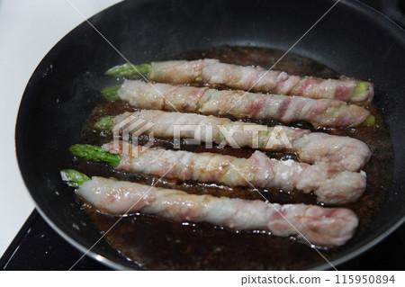 如何製作蘆筍肉捲 115950894