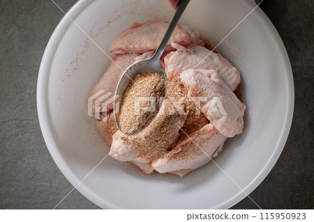 fresh raw chicken wings 115950923