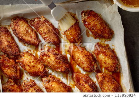 baked crispy chicken wings 115950924