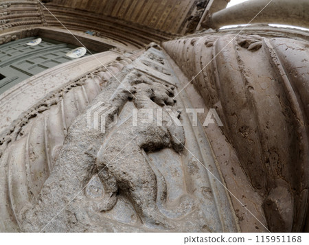 Verona dome cathedral church exterior sculptures detail. Romanesque sculpture attributed to the workshop of Veronese sculptor Brioloto Verona dome cathedral church exterior sculptures detail. Romanesque sculpture attributed to the workshop of Veronese sculptor Brioloto 115951168