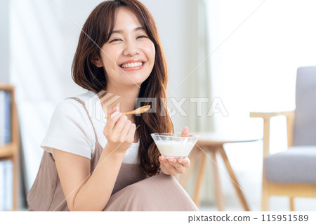 吃酸奶的少婦 115951589