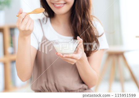 吃酸奶的少婦 115951599