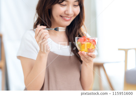 年輕女子吃甜點 115951600