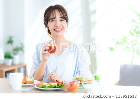 A young woman eating breakfast　 115951638