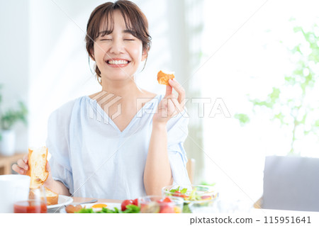 A young woman eating breakfast　 115951641