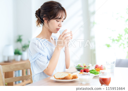 A young woman eating breakfast　 115951664