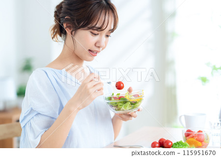 正在吃早餐的少婦』 正在吃早餐的少婦』 115951670