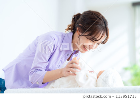 母親給寶寶 115951713