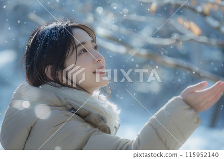 飄落的雪花和一位亞洲女性的肖像 115952140