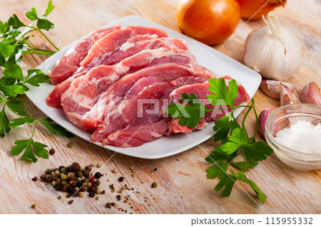 Preparation of raw turkey thigh with parsley and garlic 115955332