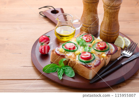 切板上的披薩吐司 切板上的披薩吐司 115955807