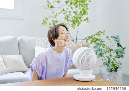 一位女士在客廳使用循環器 115956366