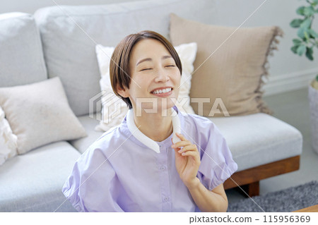 一位女士在客廳使用冰頸環 115956369