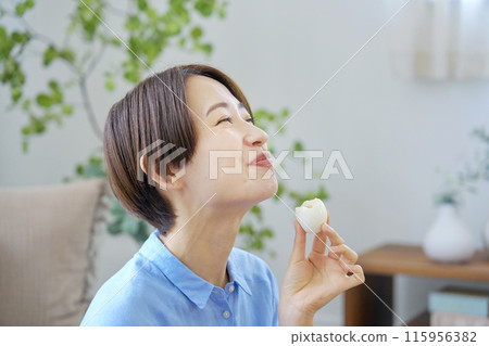 女人在家吃水煮蛋 115956382