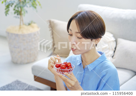 在家吃櫻桃番茄的女人 115956400