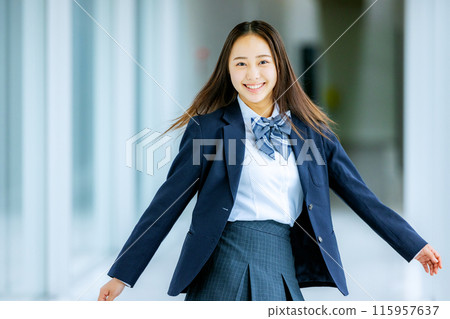 回頭看學校的女生 115957637