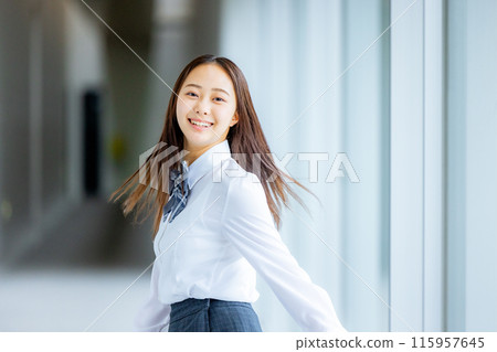 一件襯衫的高中女孩回頭看 115957645