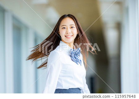 一件襯衫的高中女孩回頭看 115957648