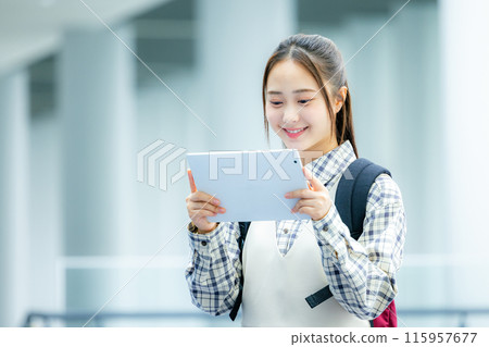一個女人與一台平板電腦 115957677