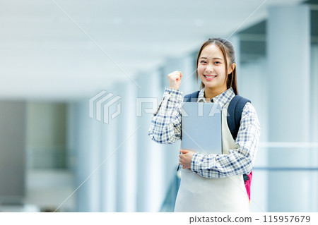 帶筆記本電腦的年輕女子 115957679
