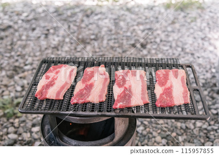 [Solo camping at an auto campsite: grilling kalbi on a grill] 115957855