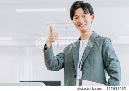 商人在辦公室擺好姿勢 115958065