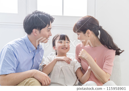 家長和孩子在客廳愉快地交談 115958901