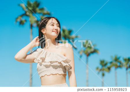 年輕女子海灘度假村形象 115958923