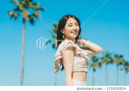 年輕女子海灘度假村形象 115958924