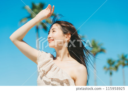 年輕女子海灘度假村形象 115958925