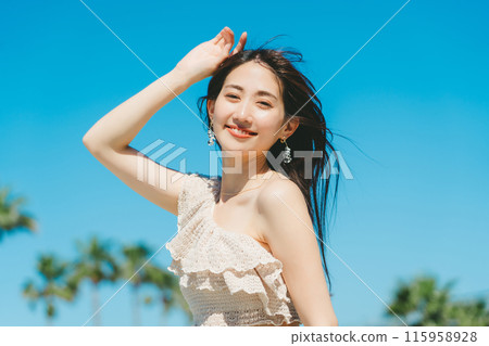 年輕女子海灘度假村形象 115958928