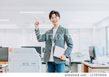 Businessman pointing in the office 115959488