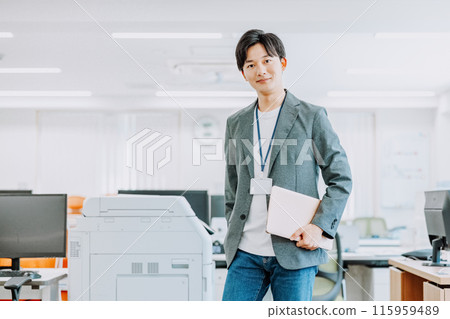 站立在辦公室的年輕商人 站立在辦公室的年輕商人 115959489