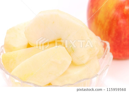紅蘋果去皮切甜點津輕明亮的背景 115959568