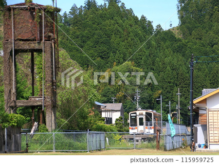 保留在 JR 名商線終點站伊勢奧津站的蒸汽機車時代的水塔 115959725